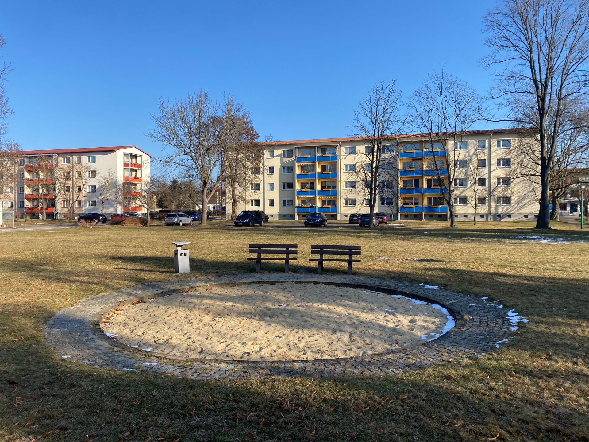 Außenansicht des modernisierten Wohngebäudes Herderstraße 14–18 mit Fassade und Balkonen
