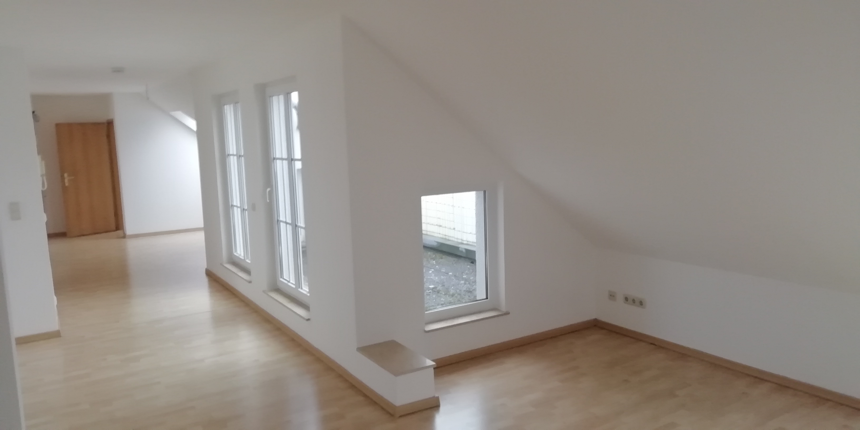  Küchenbereich mit Essplatz und Fenster