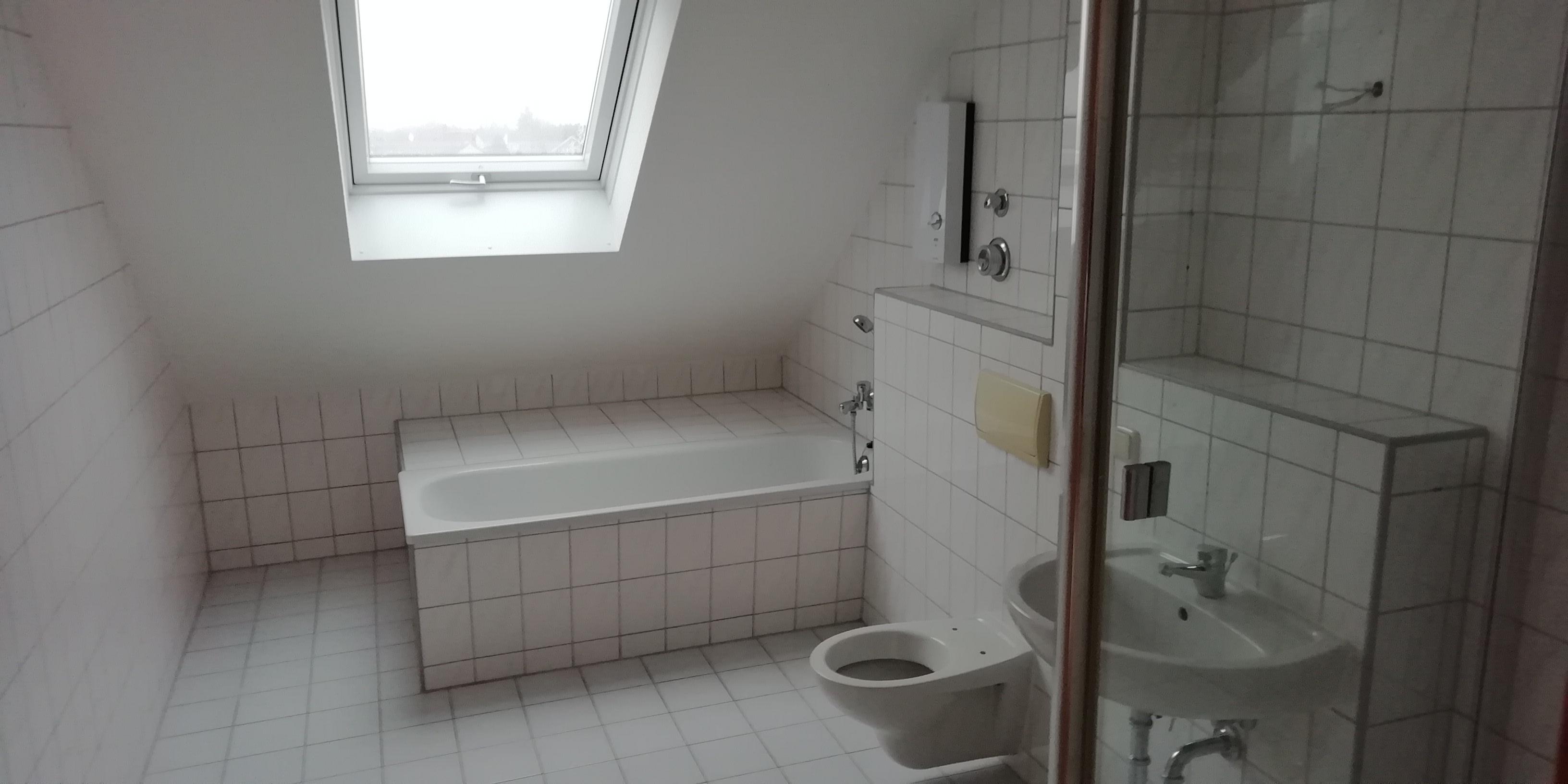  Wohnzimmer mit Blickrichtung zur Tür und Fensterfront