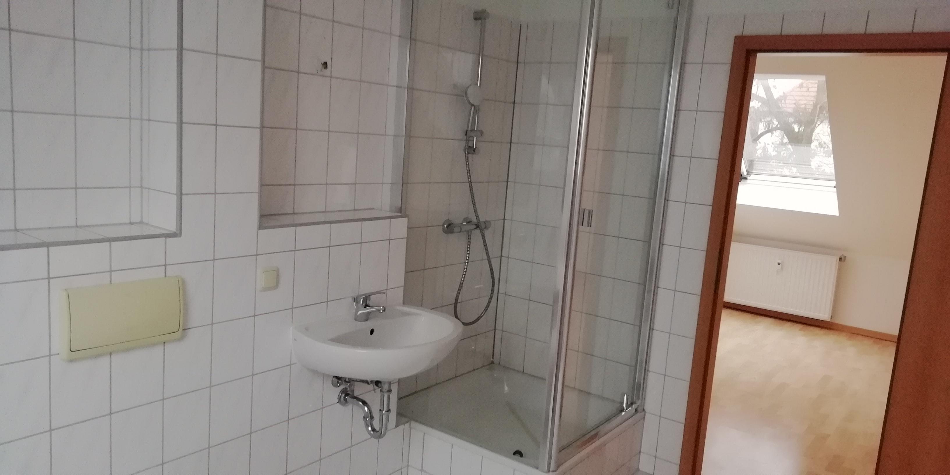  Außenansicht der Wohnanlage mit Grünflächen