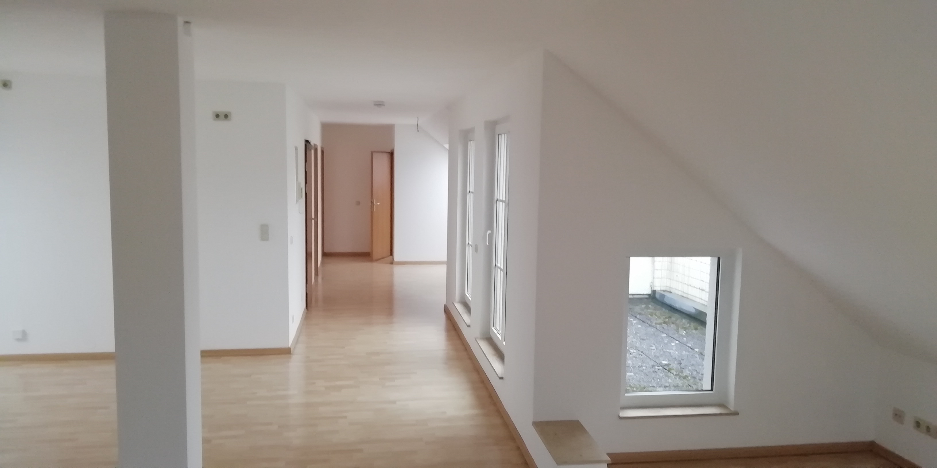  Blick vom Balkon auf umliegende Grünflächen und Nachbargebäude