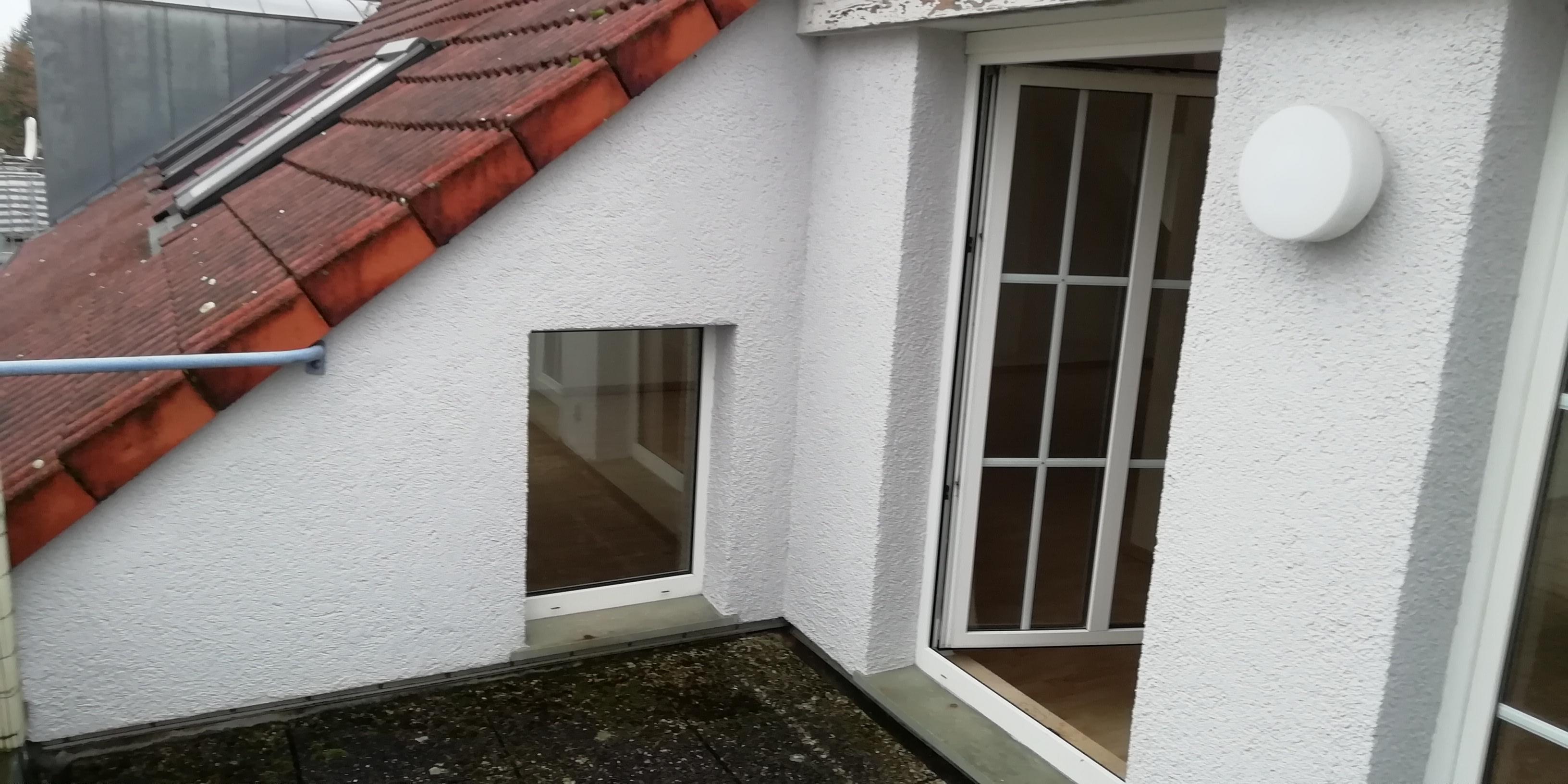  Wohnzimmer aus einer zweiten Perspektive mit Blick auf Fensterfront