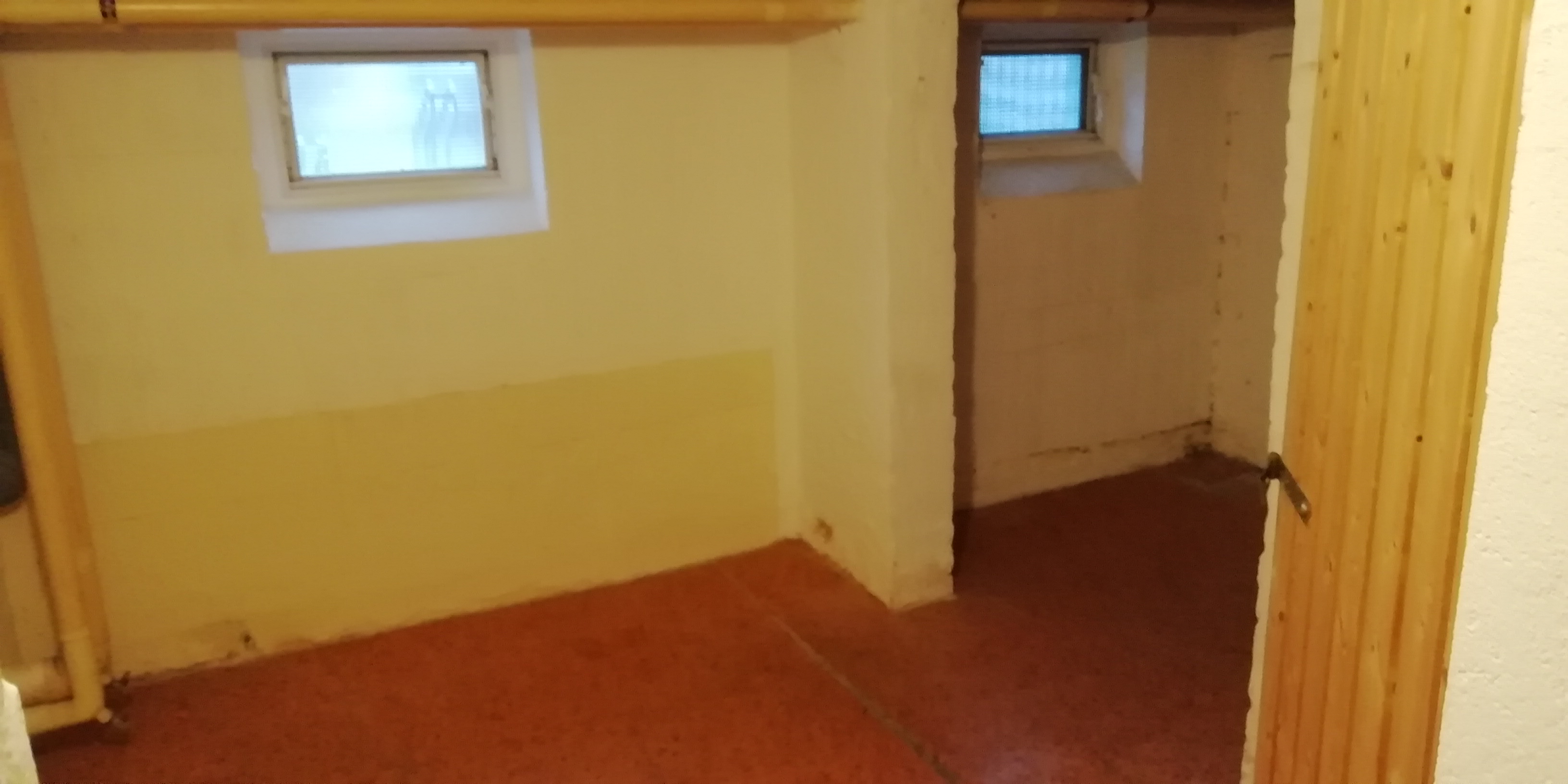  Badezimmer mit Badewanne, Waschbecken und WC