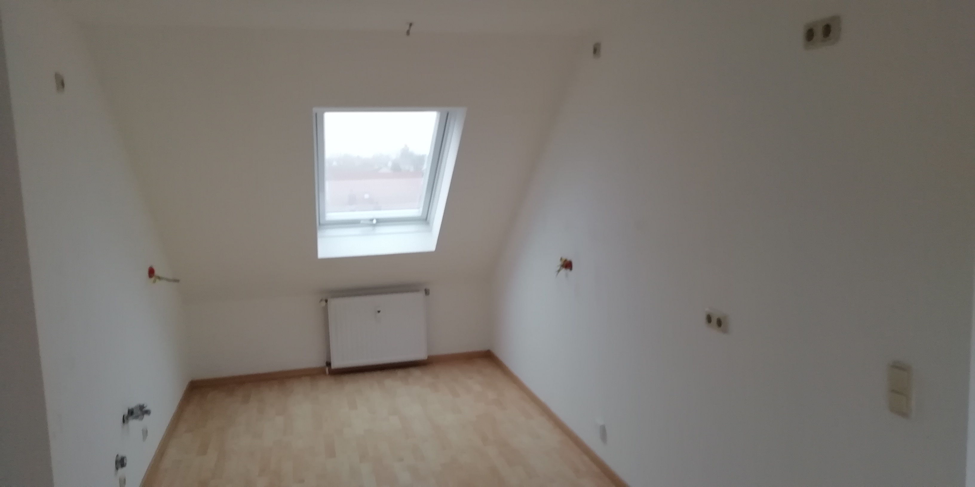  Balkon mit Geländer und Blick ins Wohnumfeld